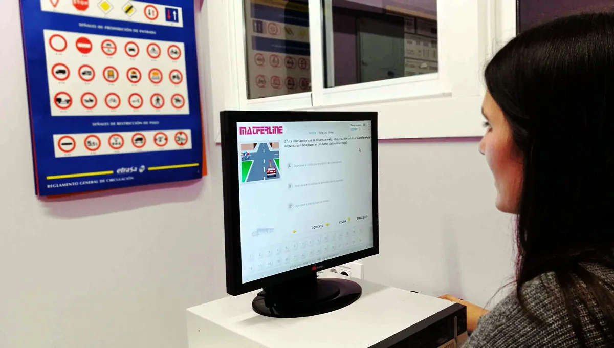 Alumna repasando el test teórico en el aula virtual de Autoescuela Donosti
