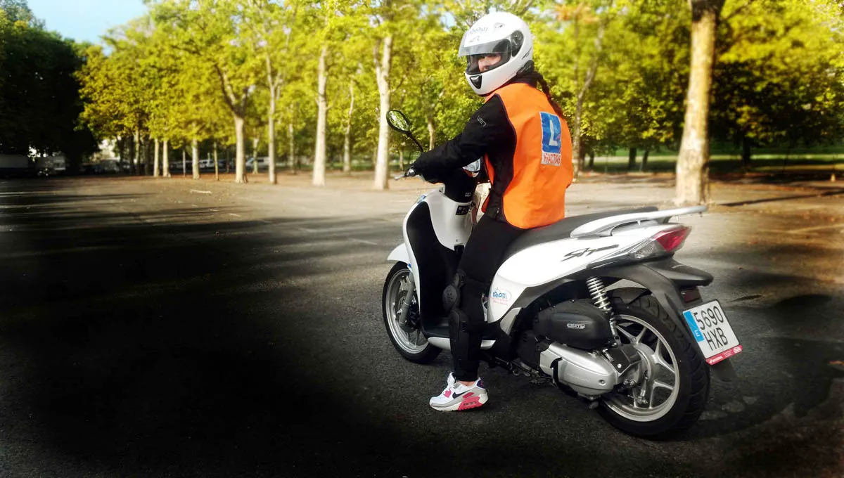 Alumno de moto de Autoescuela Donosti practicando el circuito de conos